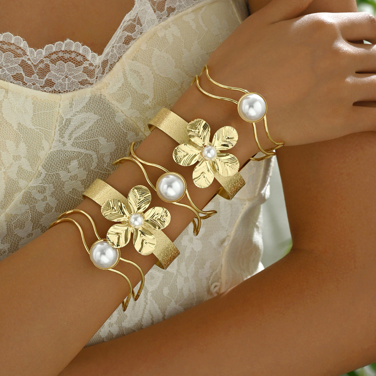 Flower Inlaid Pearl Bracelet