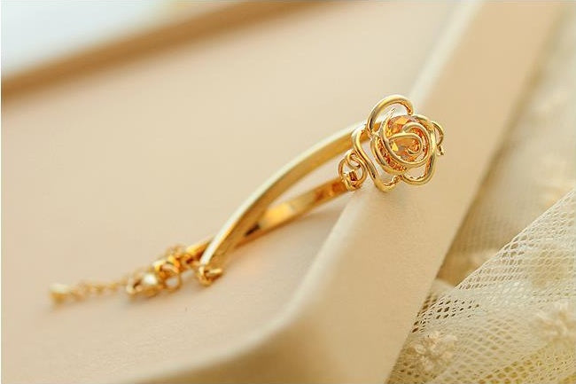 Fashionable Rose Bracelet