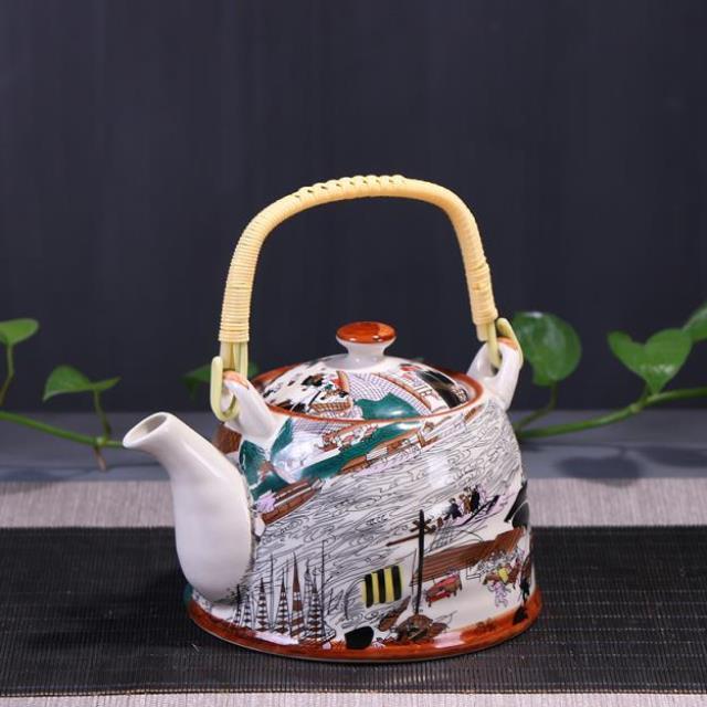 Old-Fashioned Ceramic Tea Pot