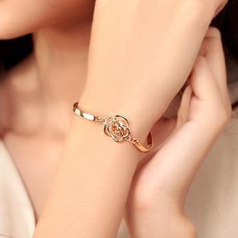 Fashionable Rose Bracelet